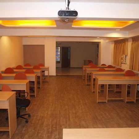 Hotel Maan Residency 아흐메다바드 외부 사진
