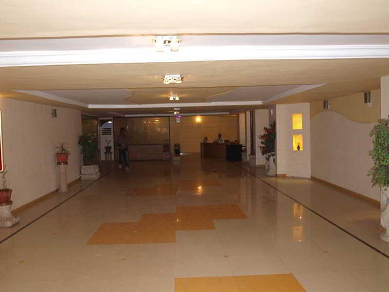 Hotel Maan Residency 아흐메다바드 외부 사진